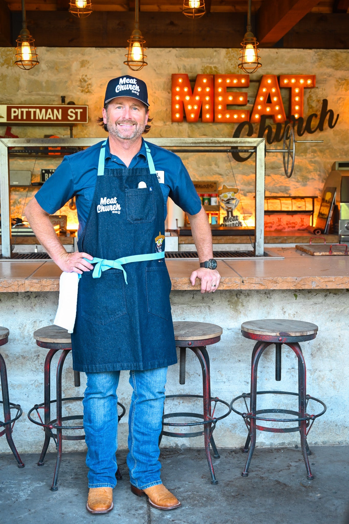 hedley-and-bennett-meat-church-apron-navy-y5 NAVY_H_B_APRON_LIFESTYLE_OUTDOOR_KITCHEN_TIED.jpg